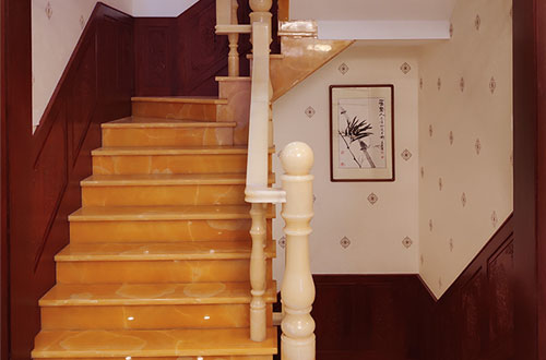 南山中式别墅室内汉白玉石楼梯的定制安装装饰效果